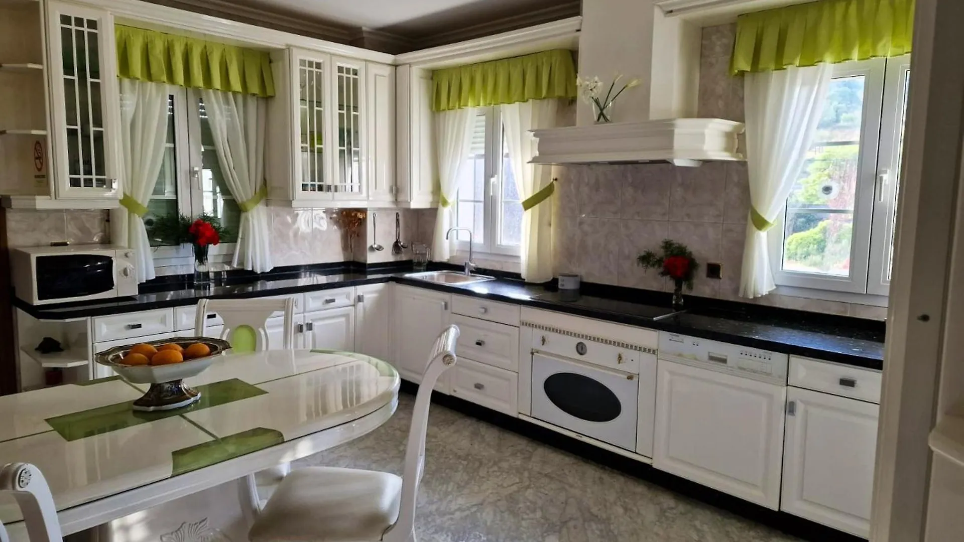 Spacious House With Pool And Garden In Congosto 贝纳尔马德纳 0*,