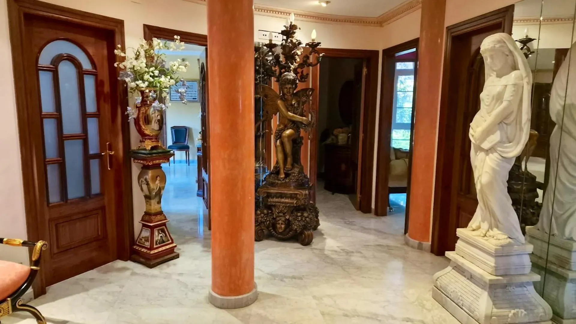 度假居 Spacious House With Pool And Garden In Congosto 贝纳尔马德纳