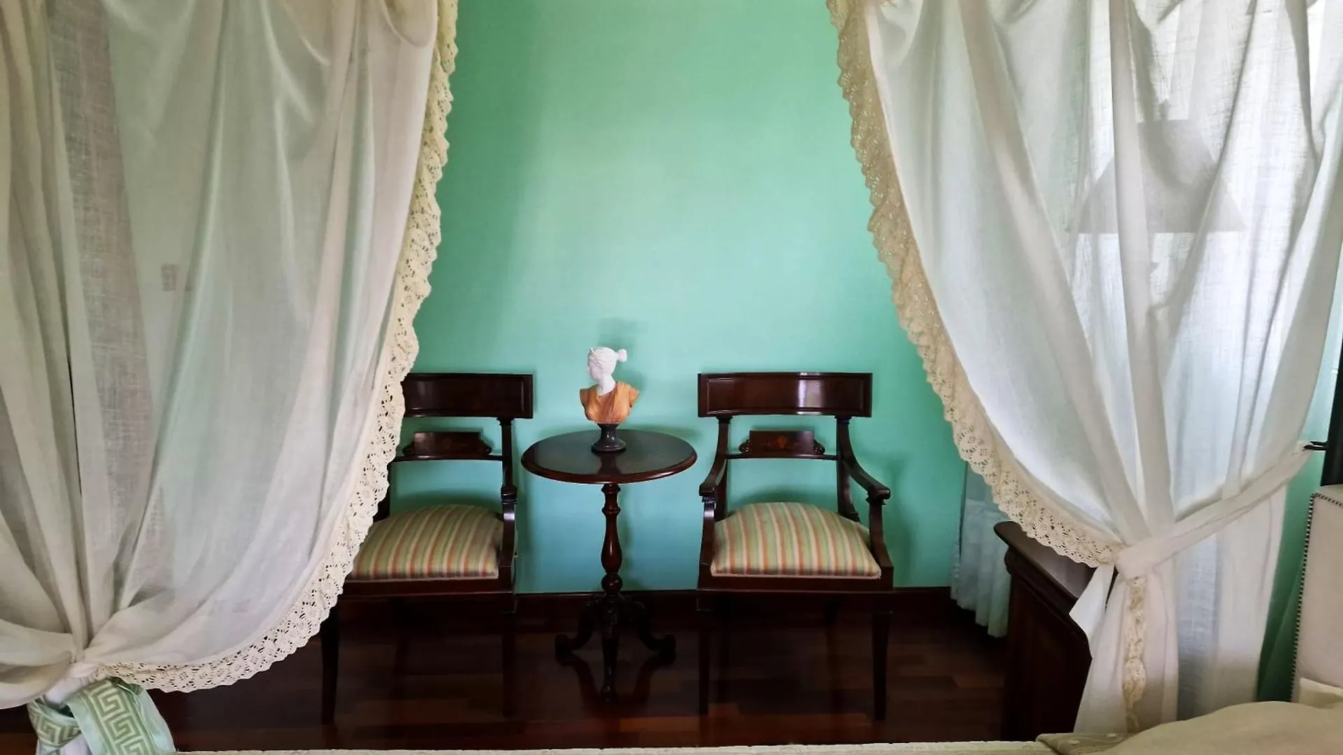 Spacious House With Pool And Garden In Congosto 贝纳尔马德纳