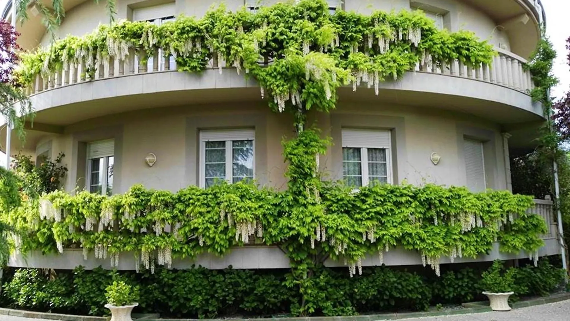 Spacious House With Pool And Garden In Congosto 贝纳尔马德纳