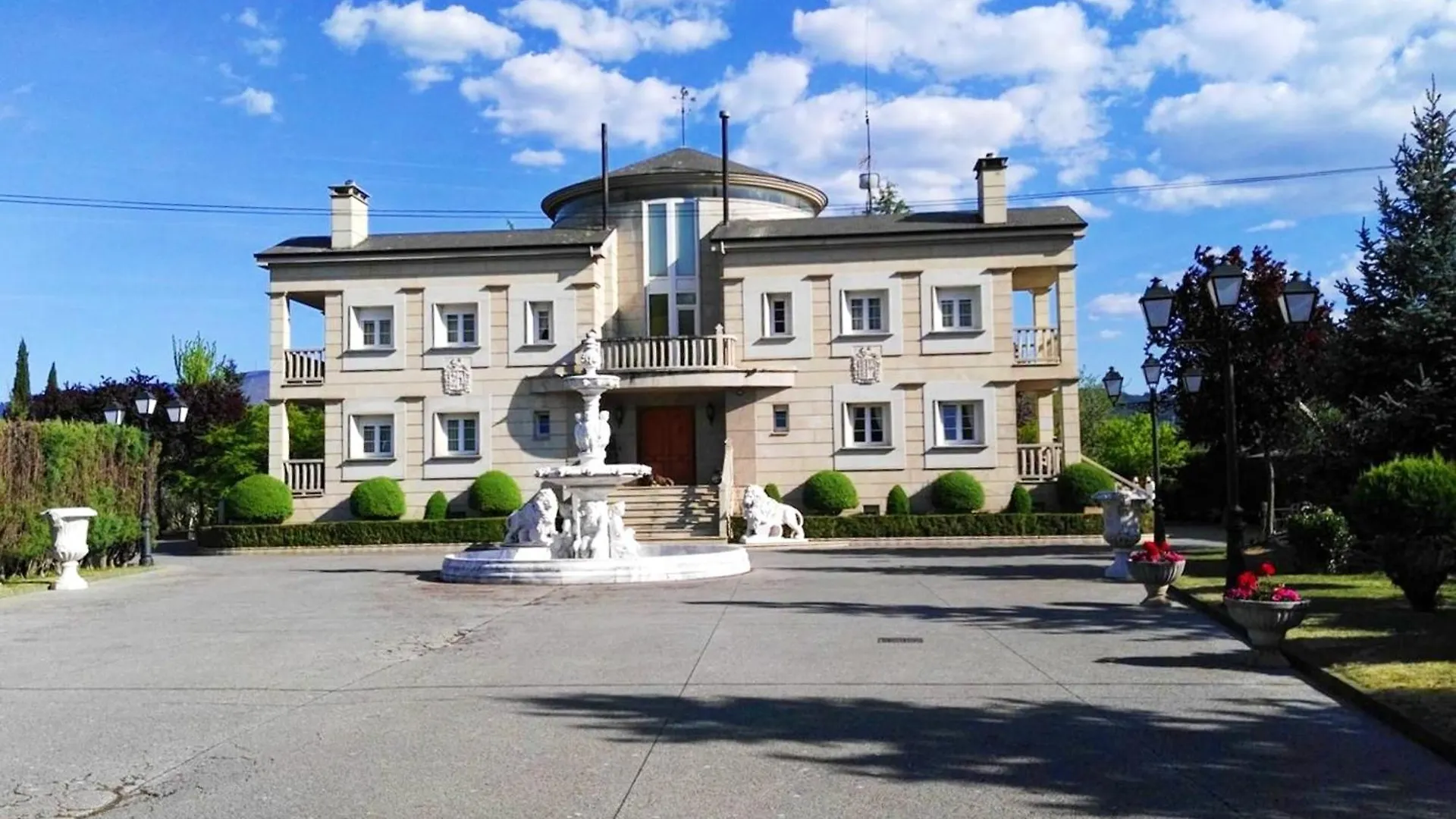 Spacious House With Pool And Garden In Congosto 贝纳尔马德纳